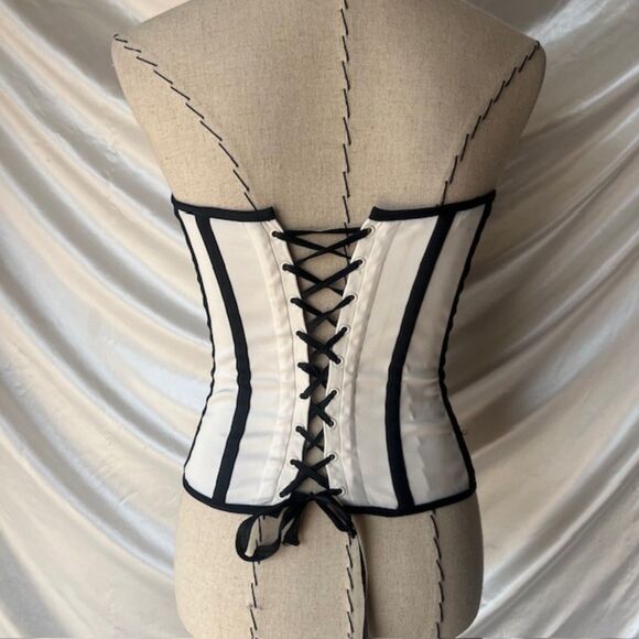 Charlotte Russe Black and white vintage lace up corset - Picture 5 of 7